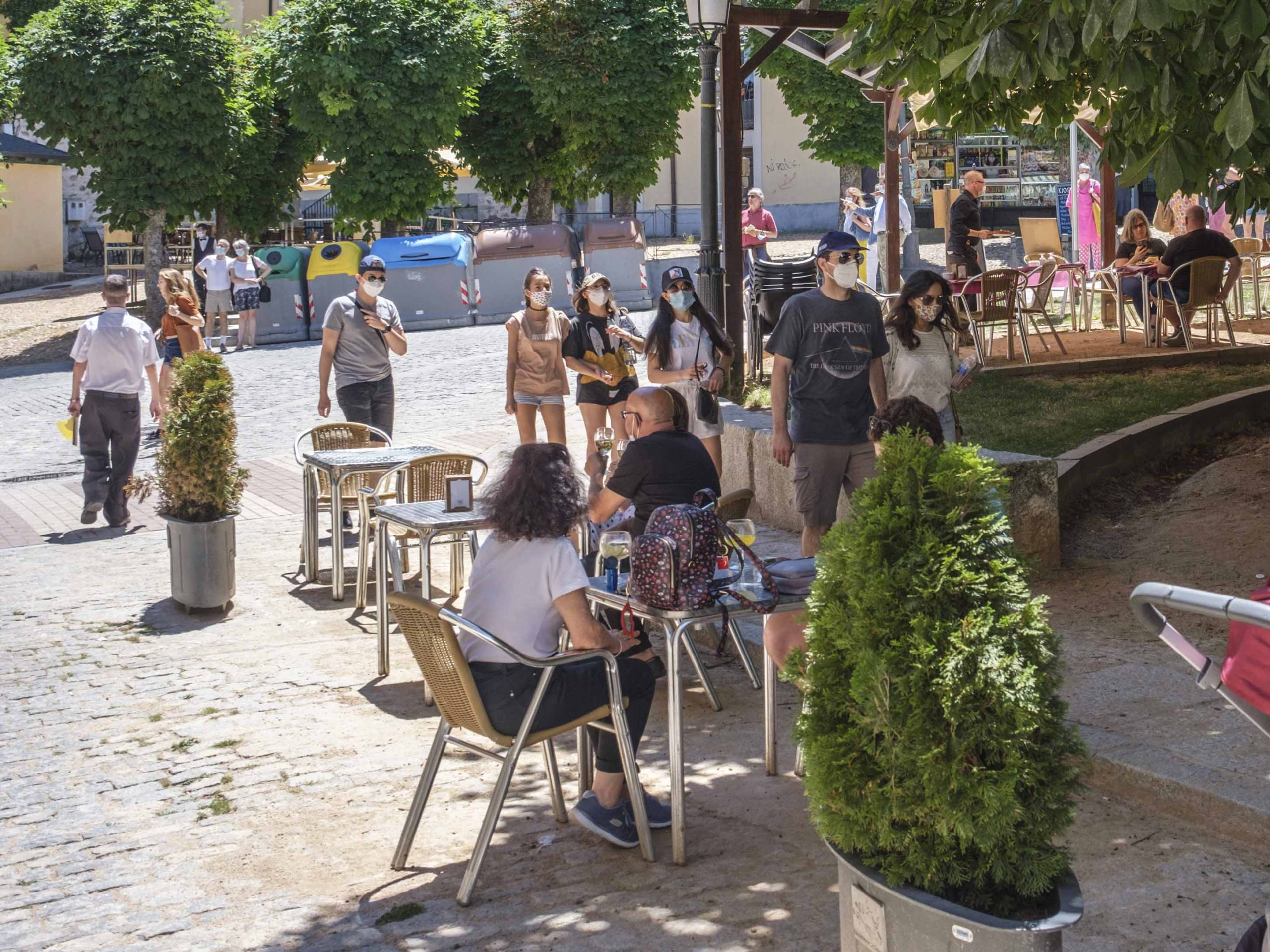 La semana comienza con 40 nuevos positivos y 29 brotes 1 Turistas pasan el día en La Granja de San Ildefonso este verano. / KAMARERO