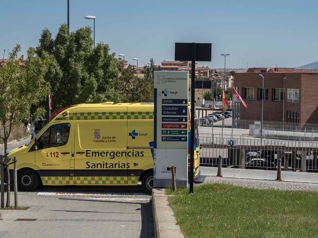 Ambulancia de Emergencias Sanitarias saliendo del Hospital General. / E.A
