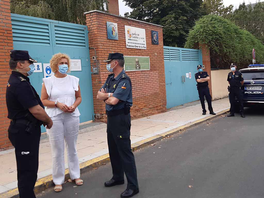 Lirio Martín junto a la Policía Nacional esta mañana. / E.A