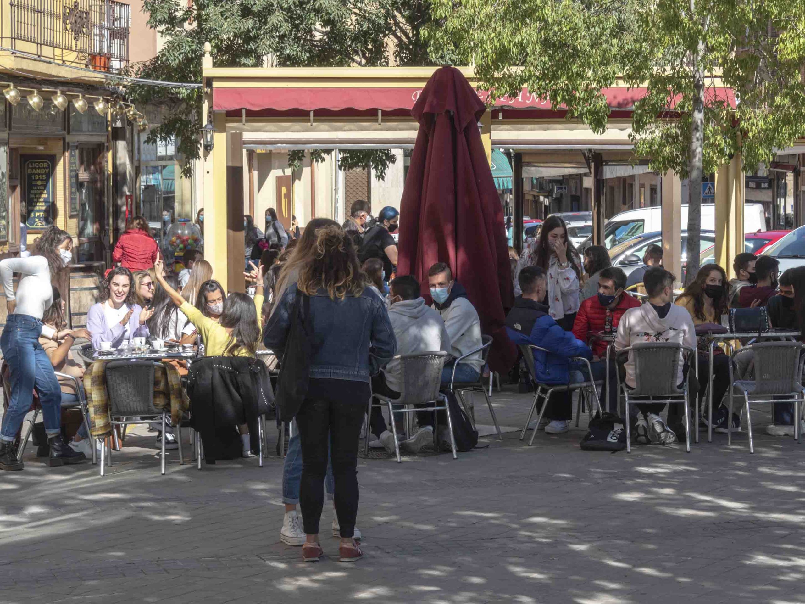 Desciende el número de positivos por Covid-19 en las últimas horas 1 Grupo de estudiantes universitarios en la terrada de un bar