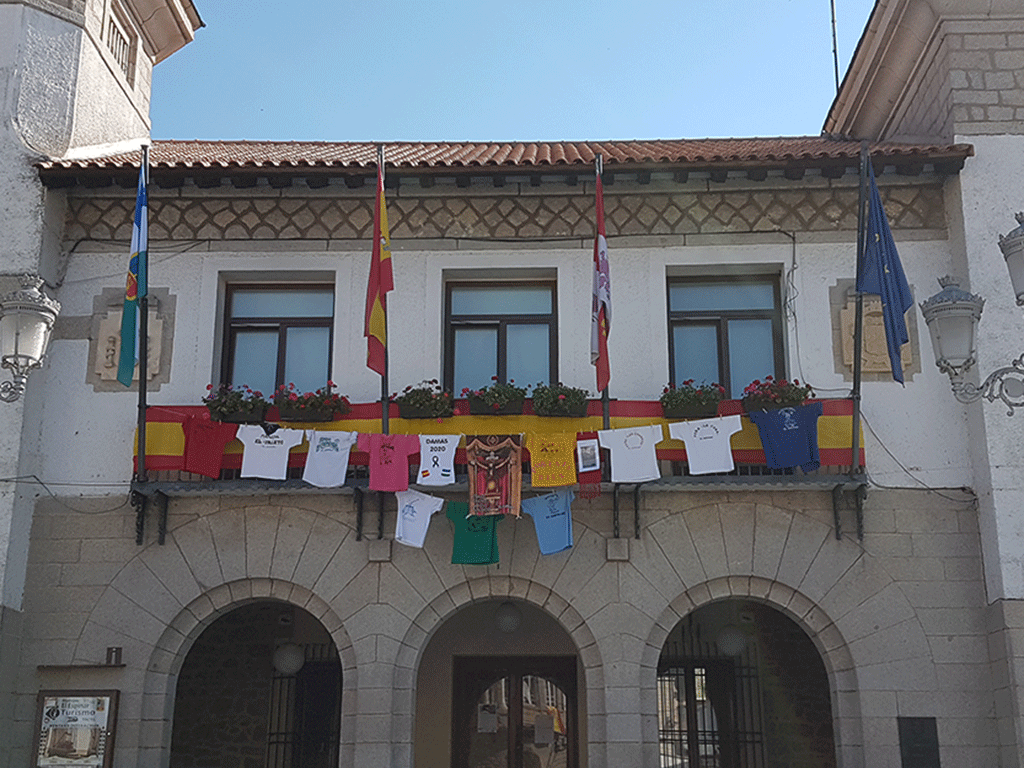 El balcón del Ayuntamiento de El Espinar, engalanado con las camisetas de todas las peñas. / E.R.