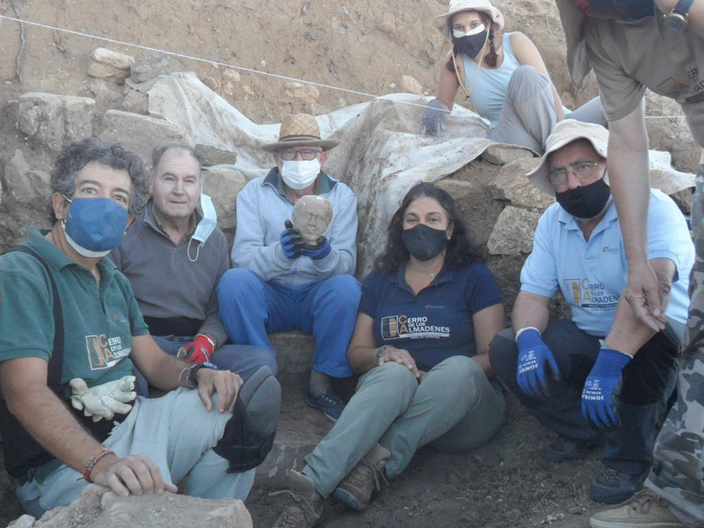 Equipo de arqueólogos que descubrió el pasado jueves una cabeza esculpida en piedra caliza./E.A.