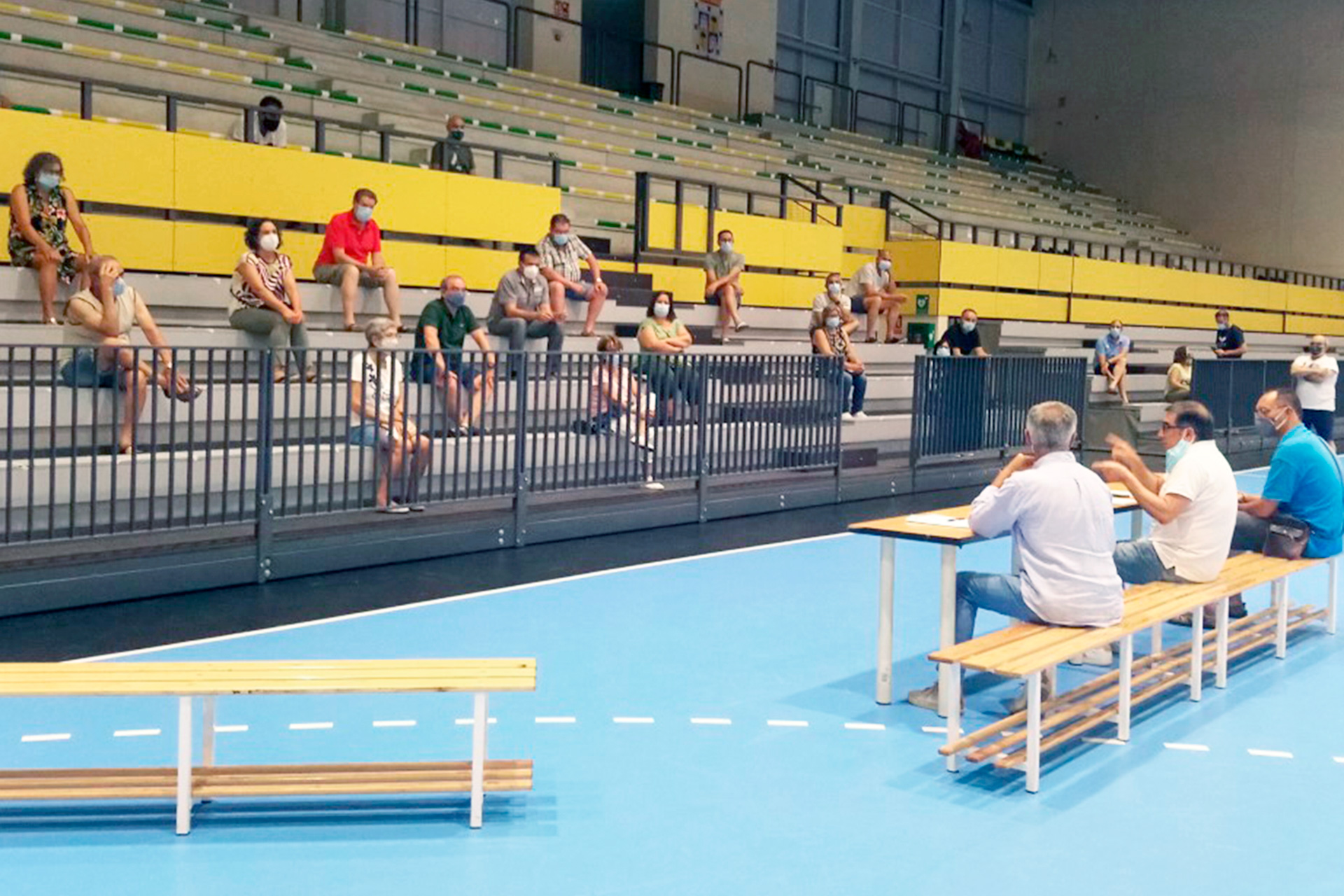 Un momento de la pasada asamblea de socios del Balonmano Nava en la que se explicó la situación de la entidad./ AMADOR MARUGÁN