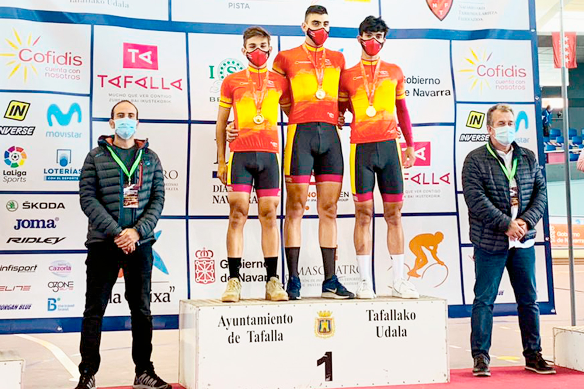 Iván Gómez, en el primer escalón del podio junto a sus compañeros Daniel Cavia y Sergio Fernández. / E.A.