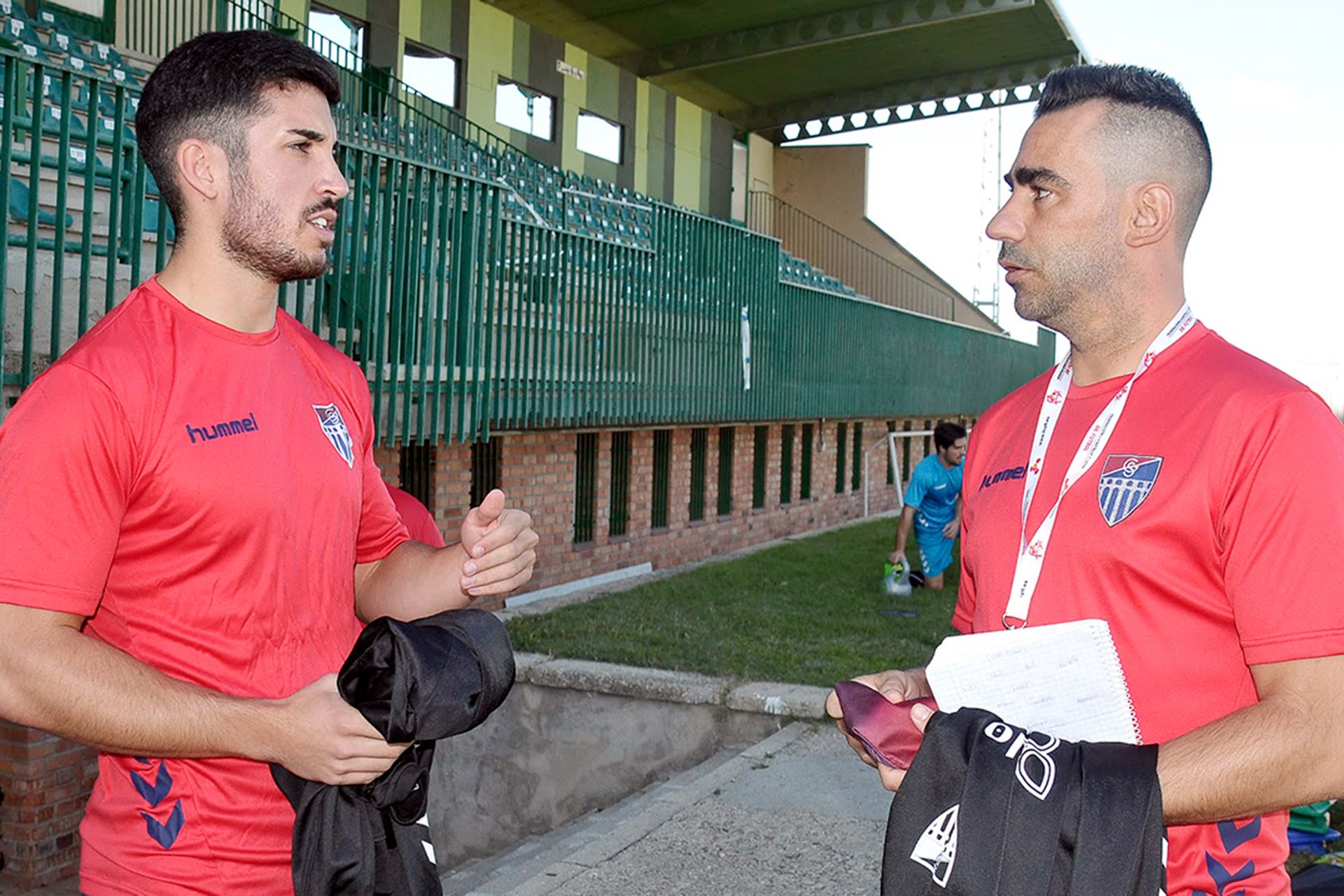 Aitor Garrido (izq). conversa con Manu González minutos antes del entrenamiento de la Segoviana. / J.M.-G. SEGOVIANA