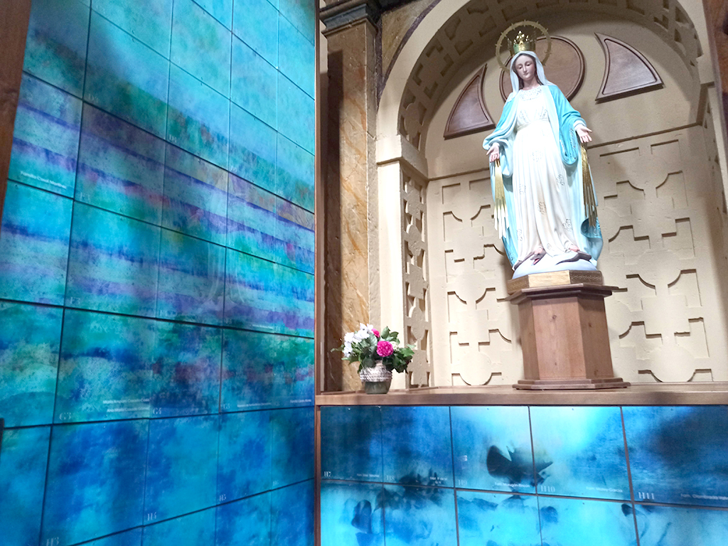 La capilla dispone de un espacio digno y adecuado para honrar a los difuntos. / E.A