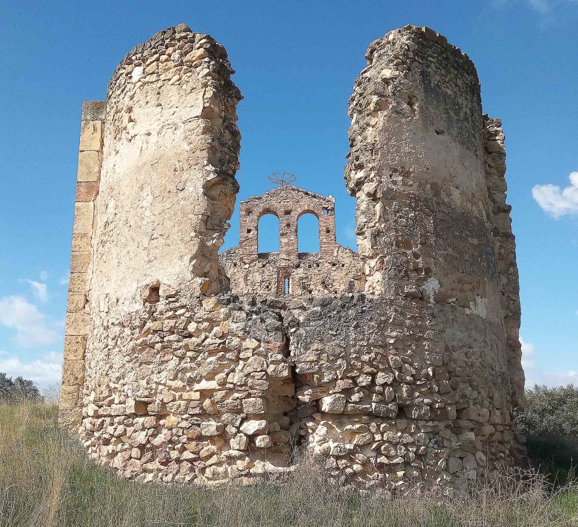 Ruinas de la Iglesia de la Virgen de Agejas (Cabañas de Polendos, Segovia).