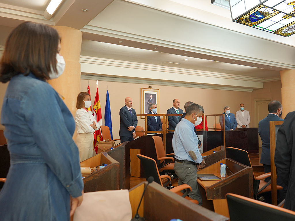 El Pleno de la Diputación guarda un minuto de silencio. / EL ADELANTADO