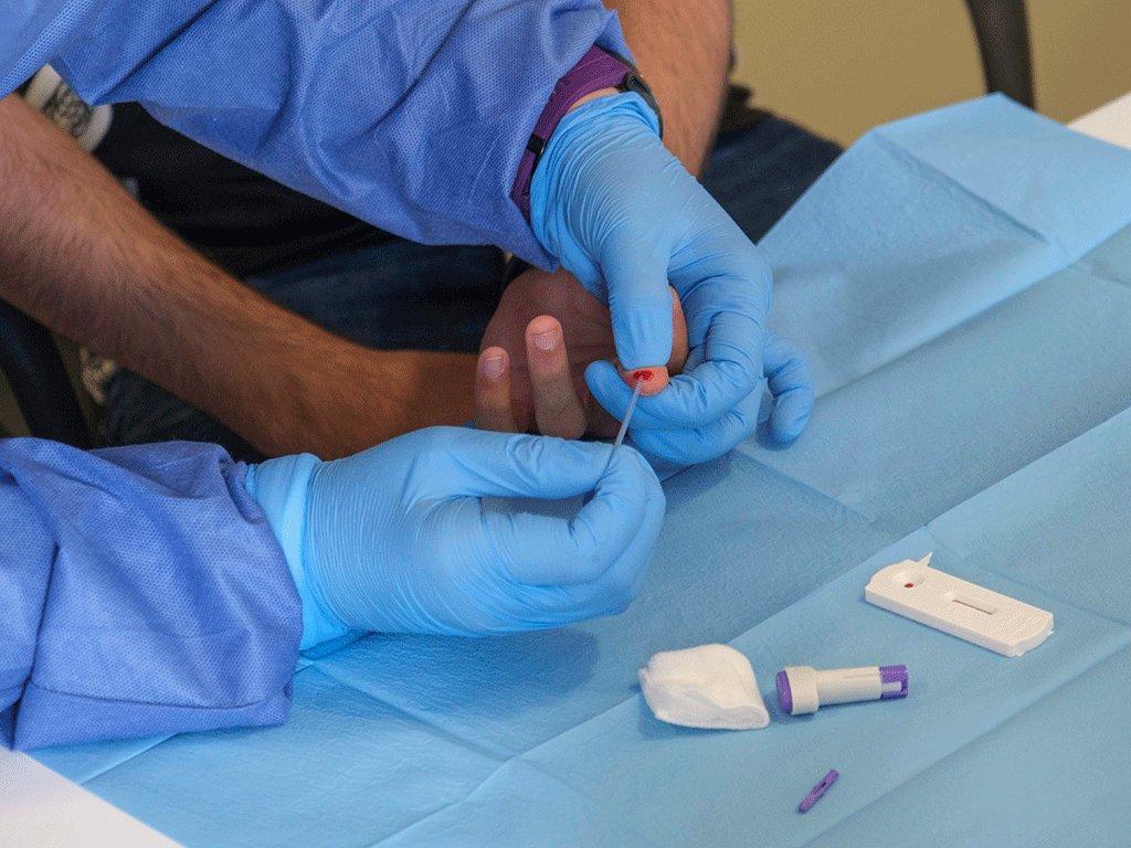 El aumento de las pruebas y test de detección del covid está poniendo de manifiesto un crecimiento en el número de contagios, que no se traduce en la presión hospitalaria. / KAMARERO