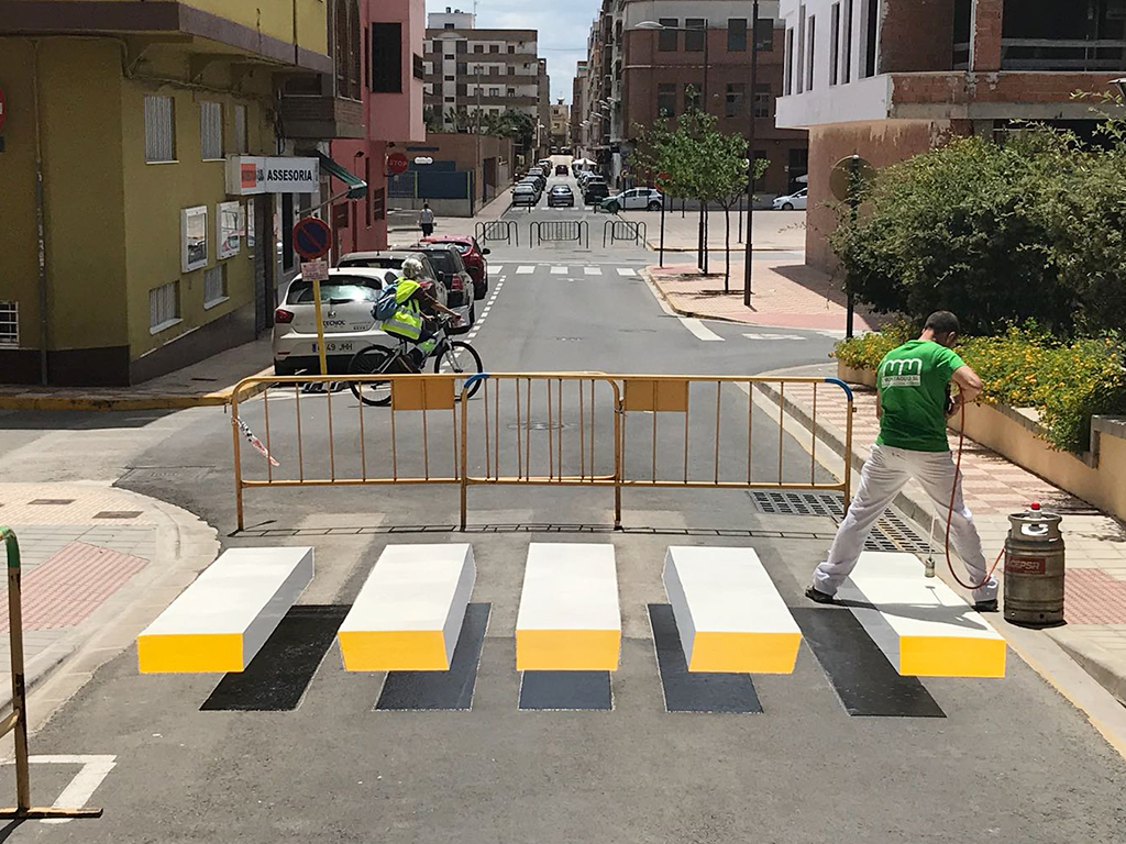 Uno de los pasos de peatones con efecto 3D instalado en una localidad de la Comunidad Valenciana por la empresa TecnolUrban.