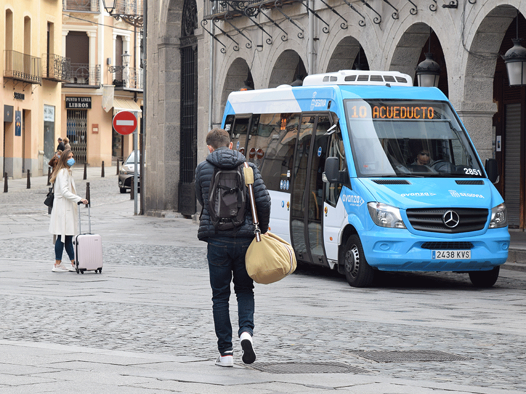 Aunque menos que el año pasado, aún son muchos los viajeros que eligen Segovia para pasar unos días. /ROCÍO PARDOS