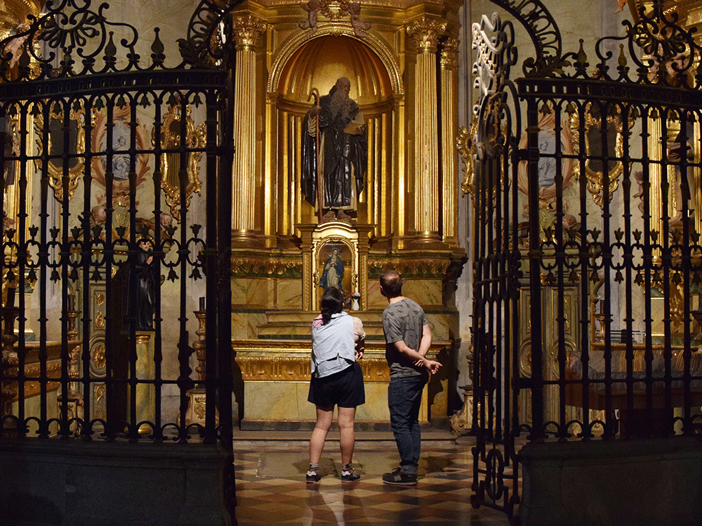 Una pareja, visitando por la noche la Catedral. / Rocío Pardos