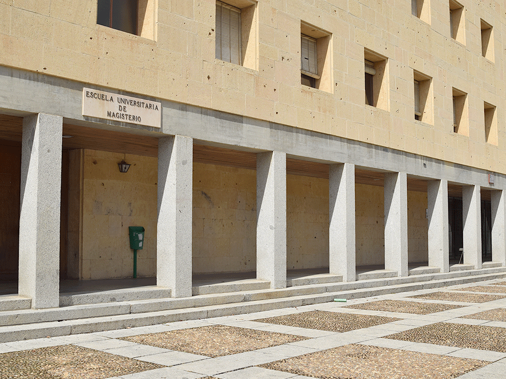 Fachada de la antigua Escuela Universitaria de Magisterio de Segovia, edificio que ha sido objeto de polémica. / Rocío Pardos