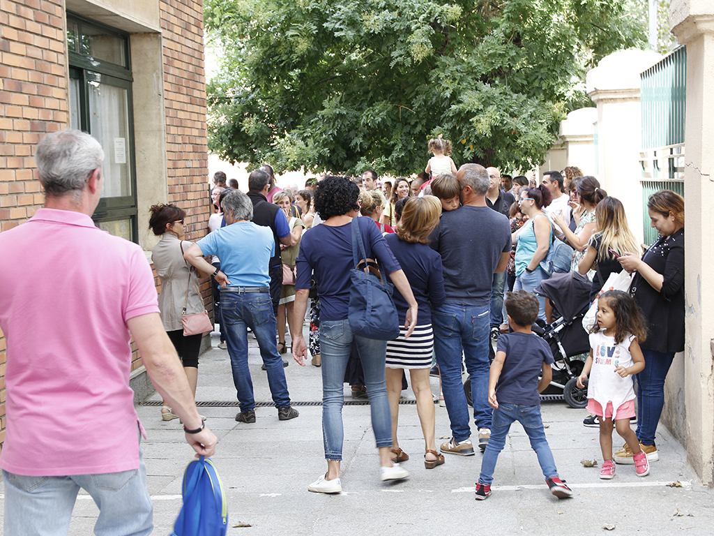 Padres y alumnos en la puerta de entrada de un colegio de la capital durante el inicio del curso 19/20. Nerea Llorente.