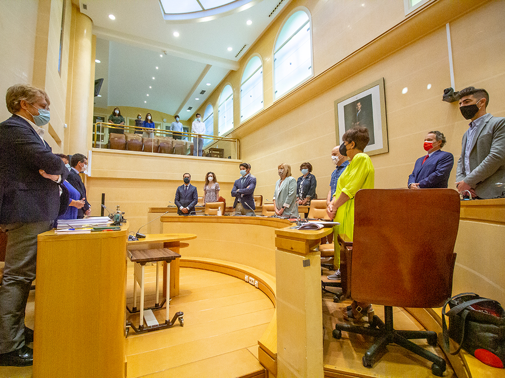 Como marca el Reglamento de la corporación, la sesión plenaria comenzó con la interpretación del Himno a Segovia pasadas las nueve de la mañana. / Nerea Llorente