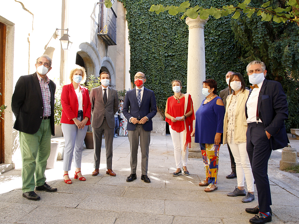Representantes de las administraciones públicas que apoyan Titirimundi y de Fundación Caja Segovia, ayer en el jardín del Torreón de Lozoya, junto a la directora del festival, Marián Palma. / Nerea Llorente