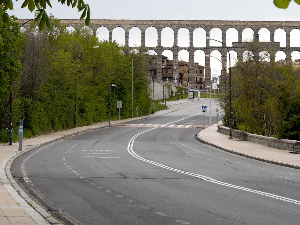 La zona azul de Vía Roma sin vehículos estacionados durante una de las jornadas del mes de abril, en pleno estado de alarma. / NEREA LLORENTE
