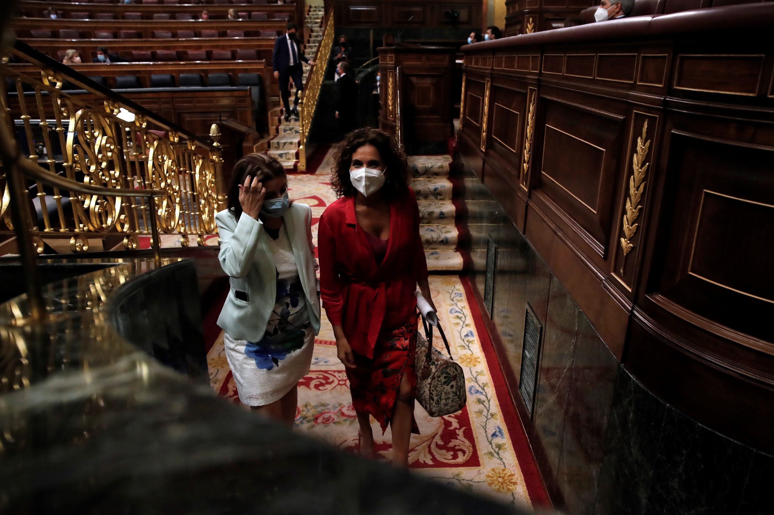 La ministra de Hacienda y portavoz del Gobierno, María Jesús Montero (d), y la portavoz socialista, Adriana Lastra (i), durante el pleno del Congreso celebrado este jueves. / EFE - JUAN CARLOS HIDALGO
