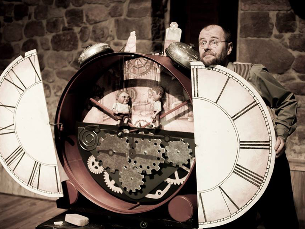 El artista Pavel Šmíd (República Checa) y su espectáculo ‘Una clase sobre el tiempo’. / TITIRIMUNDI