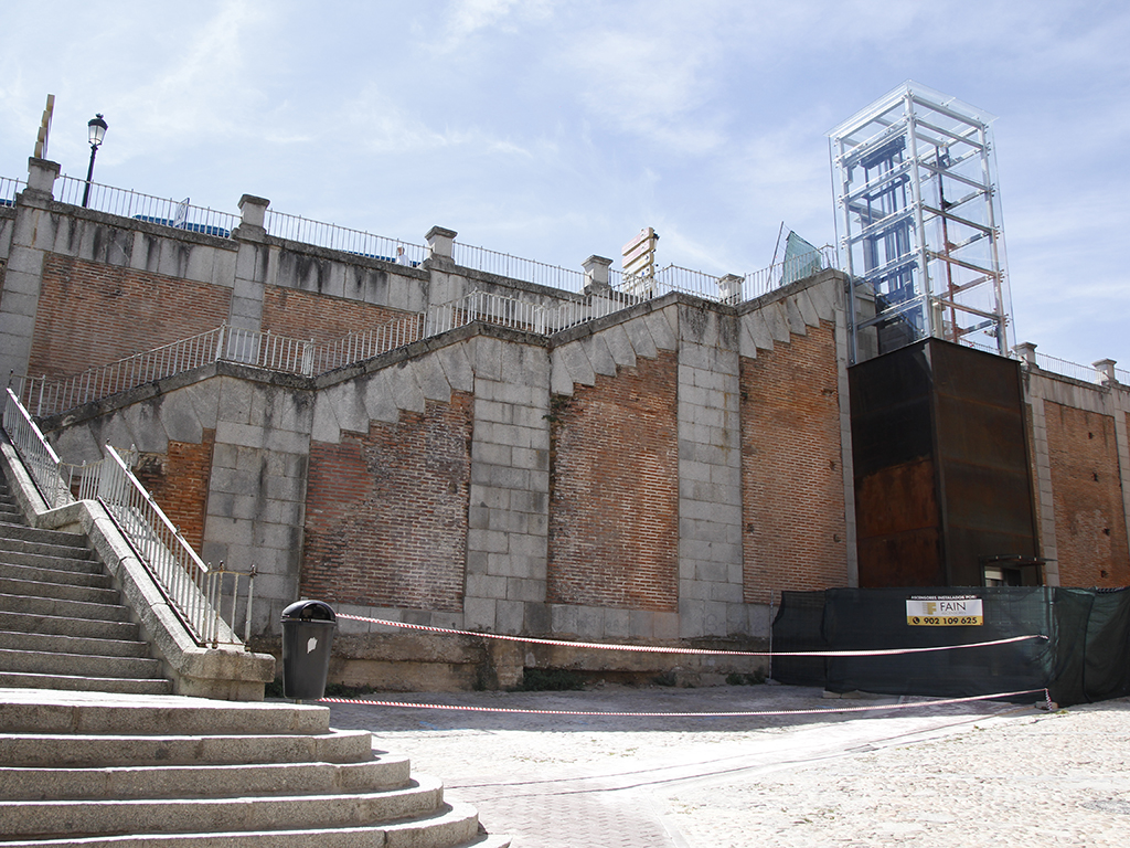 El Ayuntamiento reclama 3.104 euros por el retraso del ascensor de la calle de Gascos 1 El ascensor salva una altura de nueve metros entre la calle de Gascos y Vía Roma. / Nerea Llorente