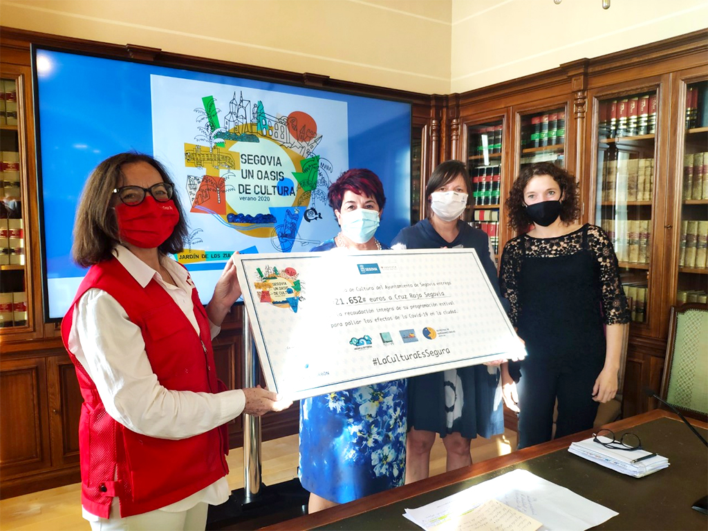 Rosa Marta Lobo sostiene el cheque con la alcaldesa en presencia de Gina Aguiar y Noelía Gómez. / E. A.