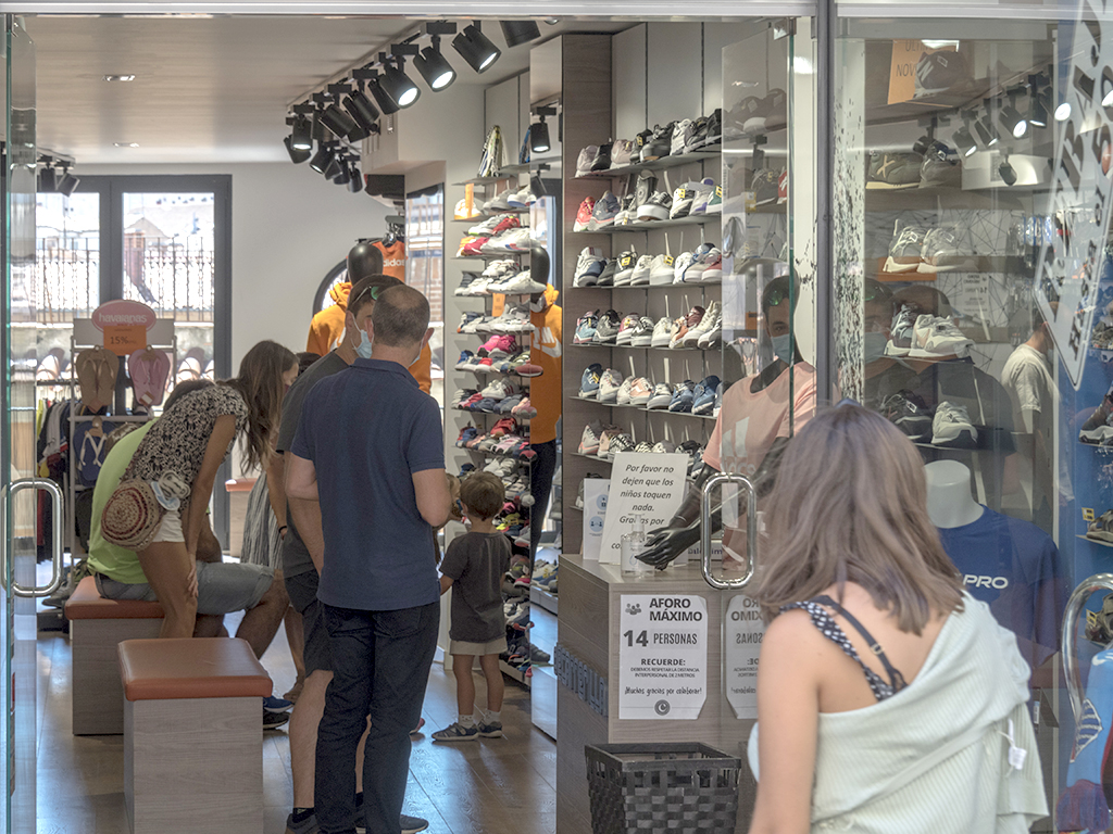 El  comercio critica el “cansancio burocrático” a la hora de aplicar las normas en los establecimientos. / KAMARERO