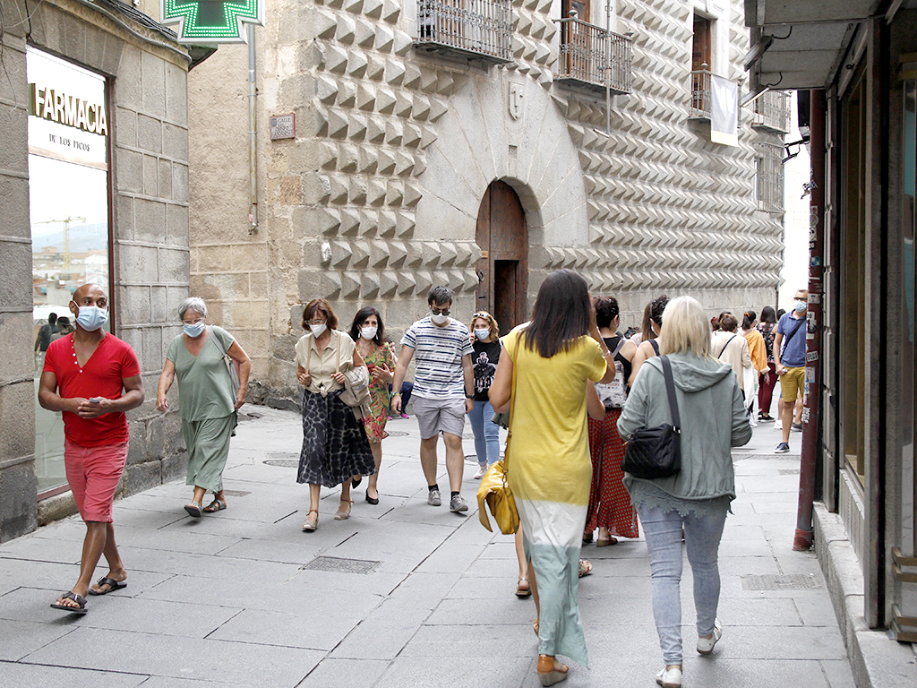 Numerosos viandantes pasean por la Calle Real de la capital.