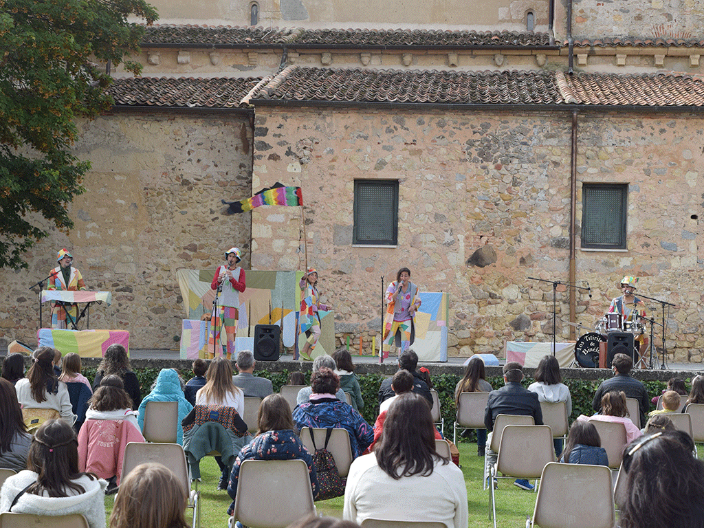 Titiriteros de Binéfar hicieron disfrutar al público que llenó el aforo del recinto de San Juan de los Caballeros con sus Canciones de Titiriteros. / Rocío Pardos