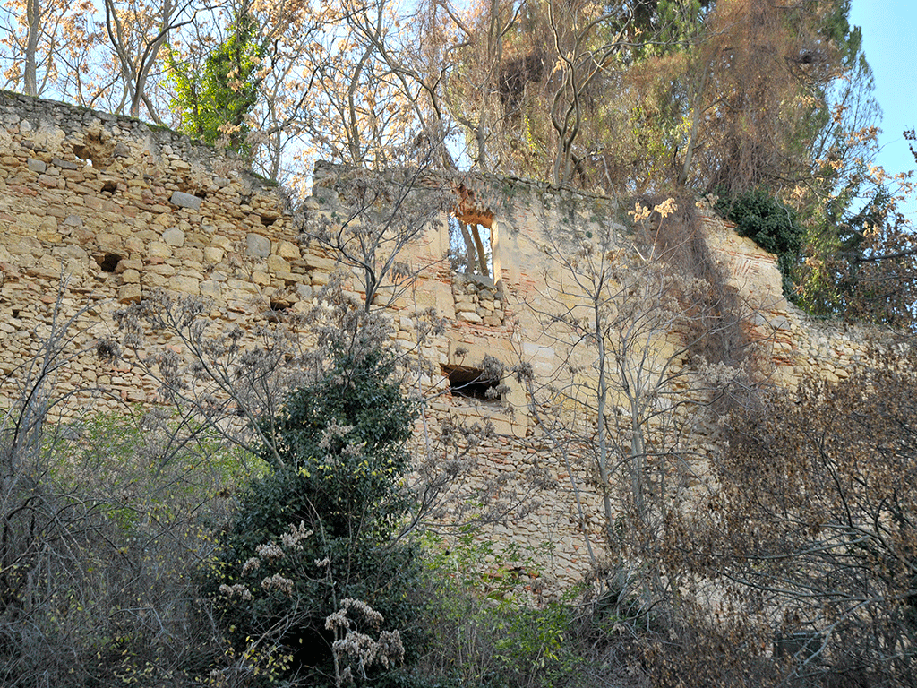 Uno de los tramos de la Muralla en su zona norte, la que presenta mayor deterioro según los responsables municipales. / Kamarero