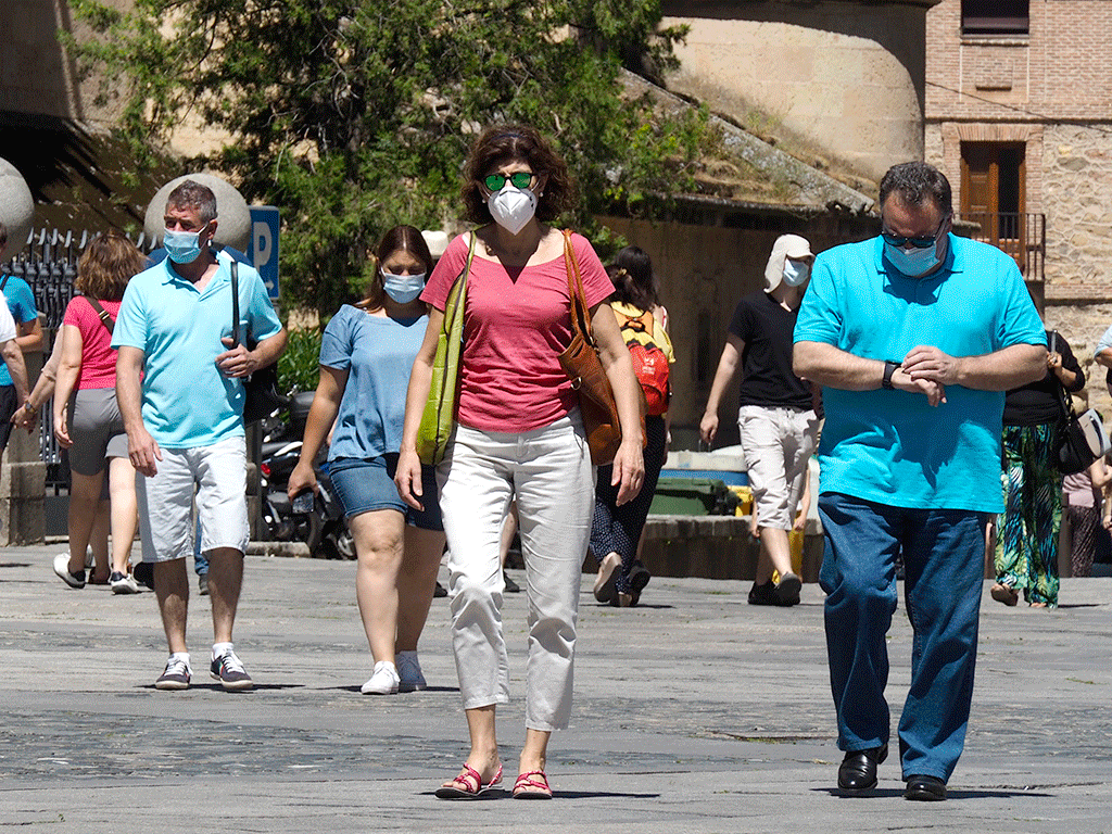 Varias personas caminan por la calles de Segovia. / NEREA LLORENTE