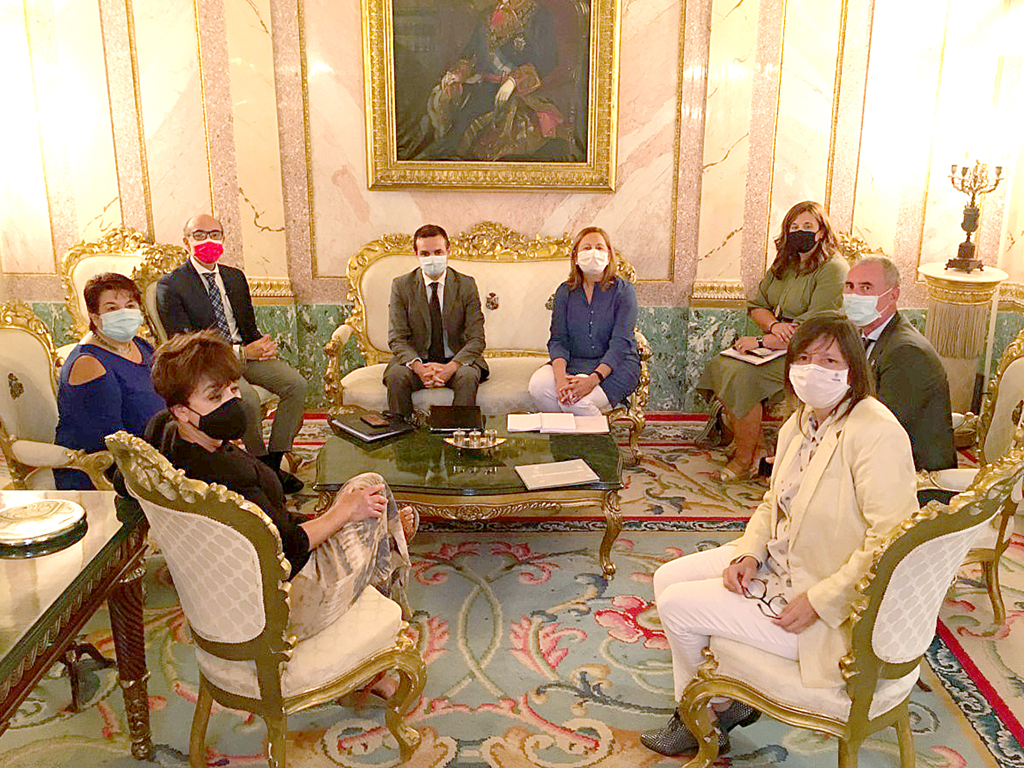 La alcaldesa y el consejero de Cultura y Turismo estuvieron acompañados por responsables de sus respectivos equipos. / E. A.