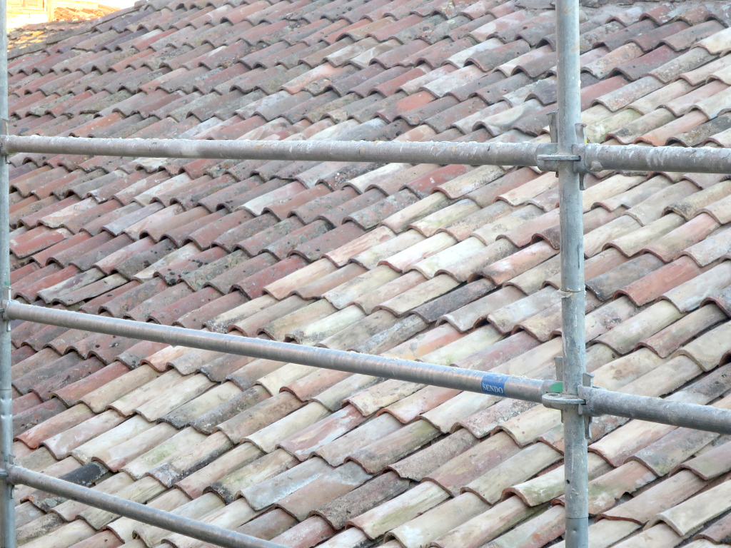 En la fotografía resalta el contraste entre la teja vieja comprada y la que tenía el edificio. / E.A