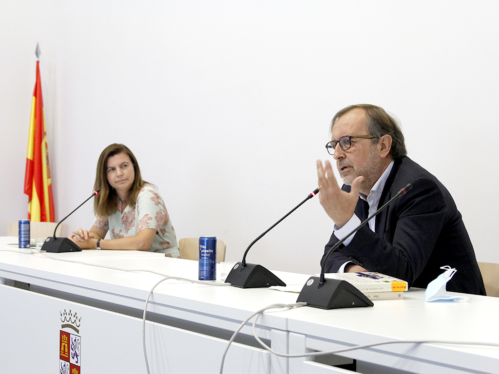 Elena Pita y Ángel González Pieras en la Biblioteca Pública de Segovia ayer lunes por la tarde. / Nerea Llorente
