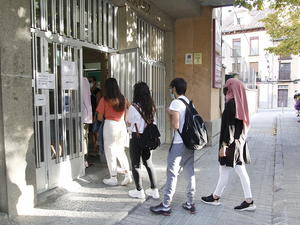 Entrada de los estudiantes al IES Ezequiel González en el inicio de curso. / NEREA LLORENTE