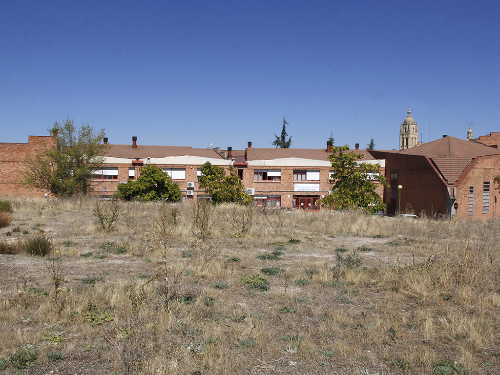 Terreno situado junto al Centro de Salud Mental Antonio Machado de Segovia. / NEREA LLORENTE