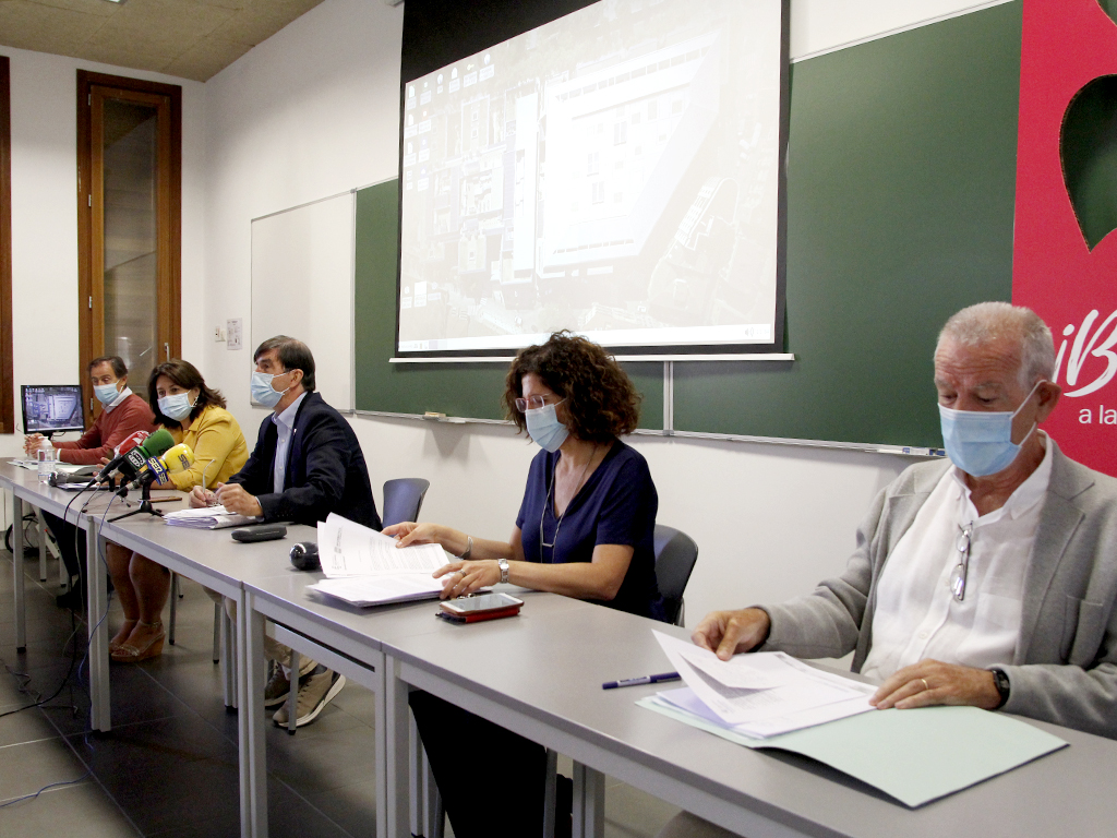 García Matilla (c) explicó a la prensa los protocolos para la reanudación.