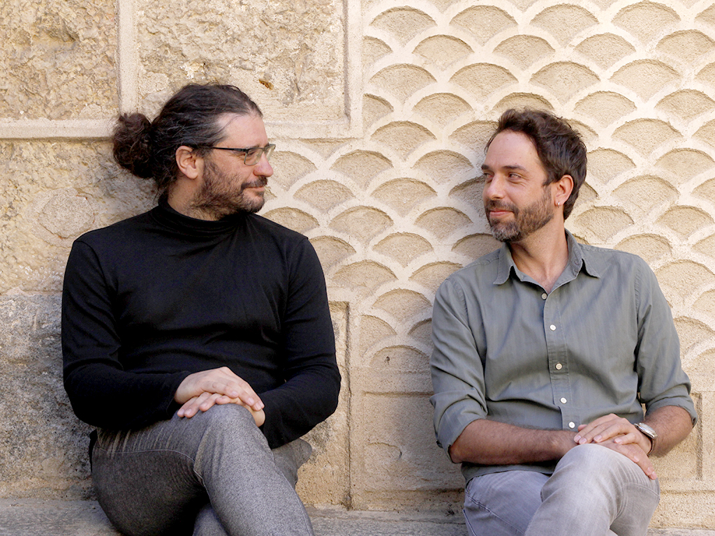 El editor Carlos Rod y el novelista Pablo Martín Sánchez, ayer en Segovia. / Nerea Llorente