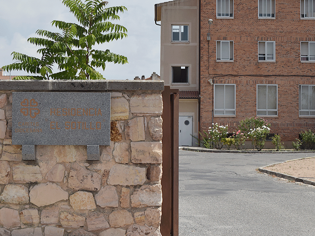 Entrada a la Residencia El Sotillo de Cáritas, en la localidad de La Lastrilla. /ROCÍO PARDOS