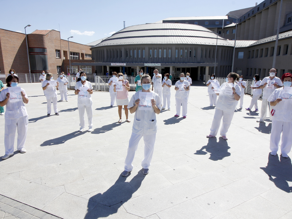 Los celadores salieron a la calle, en 2020, para pedir igualdad con el resto de profesionales sanitarios. / NEREA LLORENTE