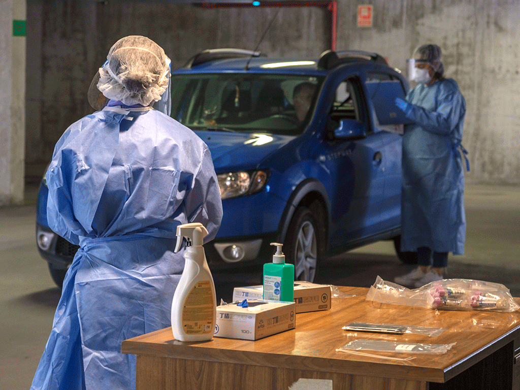 Hasta 29 brotes en los últimos cinco días 1 Toma de PCR en el Hospital de Segovia. / KAMARERO