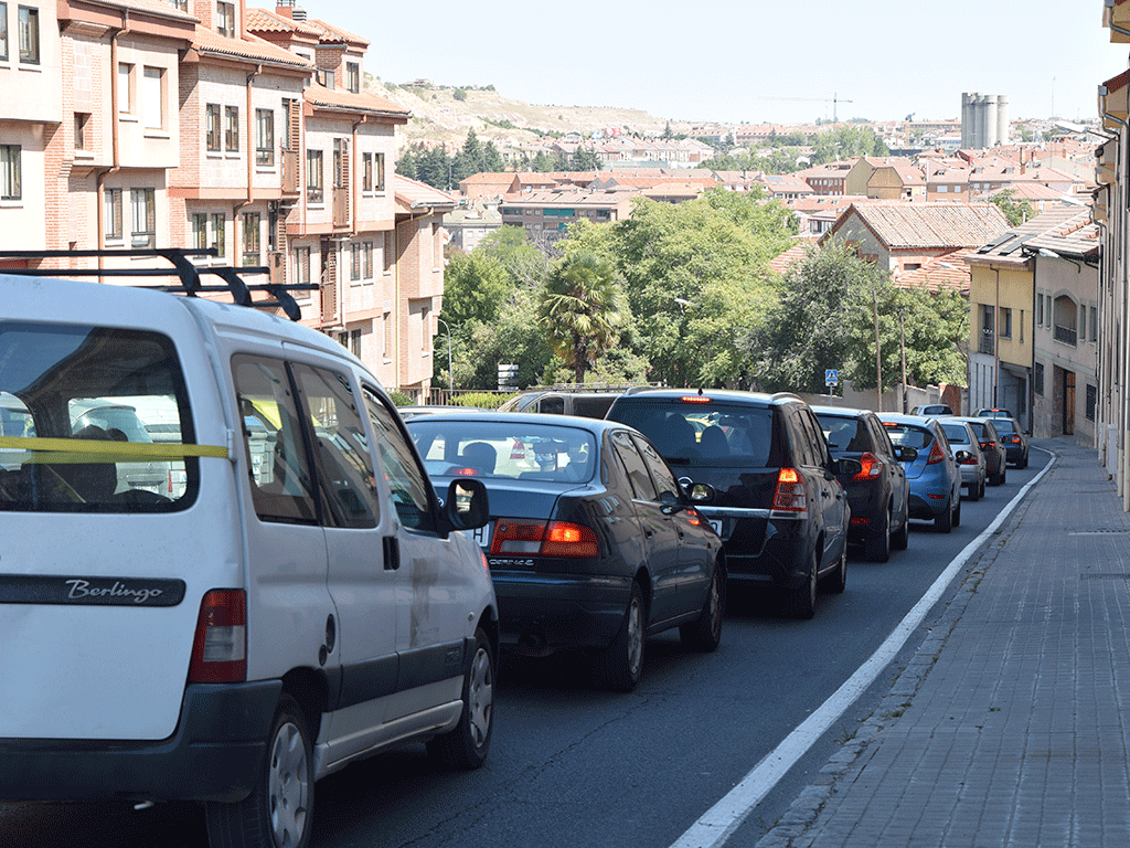 El inicio de las clases apura la ejecución de las obras de bacheo en Padre Claret 1 El pasado sábado al mediodía se registraron largas filas de vehículos en la calle de San Gabriel. / Rocío Pardos