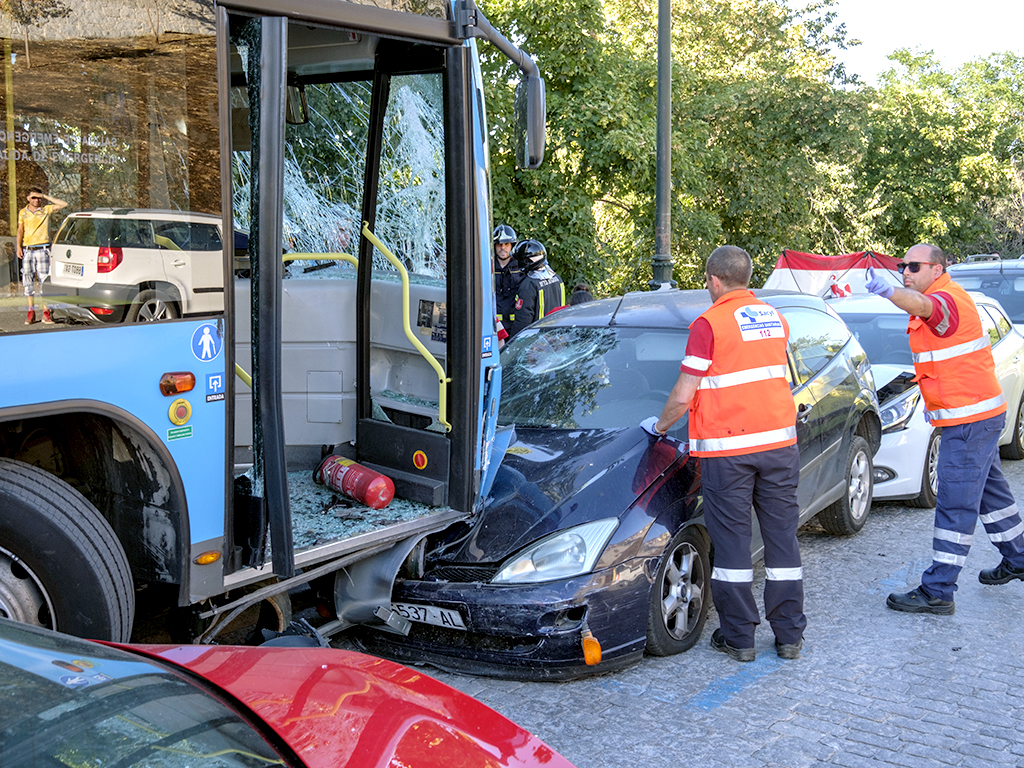El autobús causó lesiones de distinta consideración a cinco peatones y desperfectos a varios coches.
