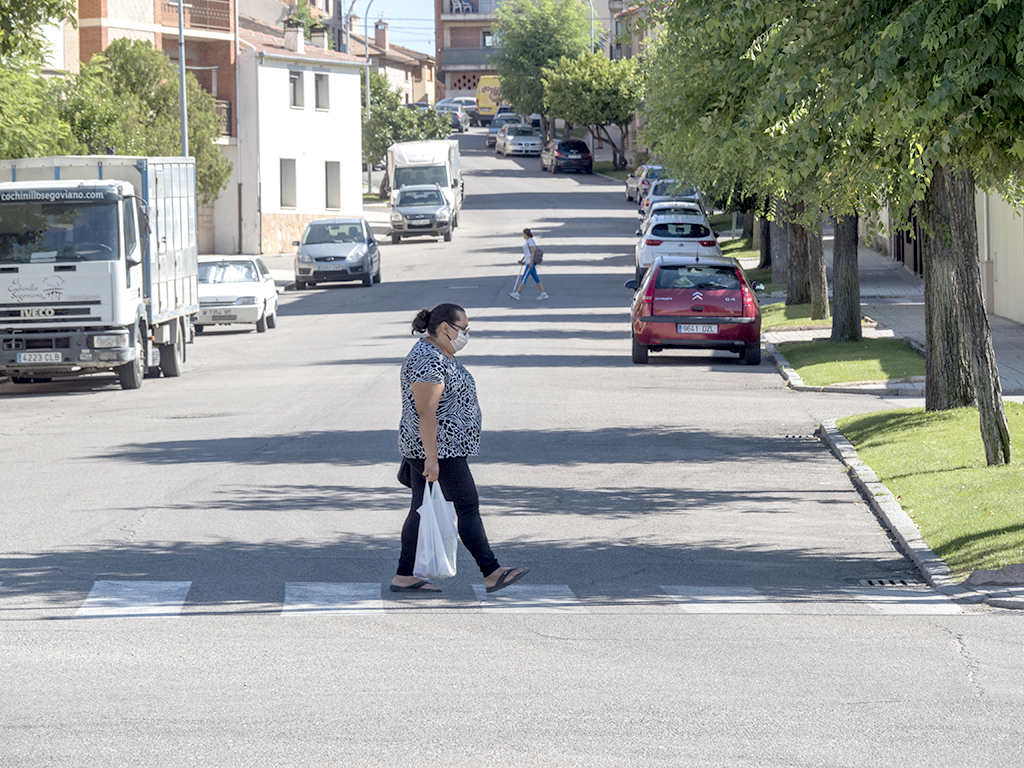 Un mujer pasea por una calle de Cantalejo. / KAMARERO