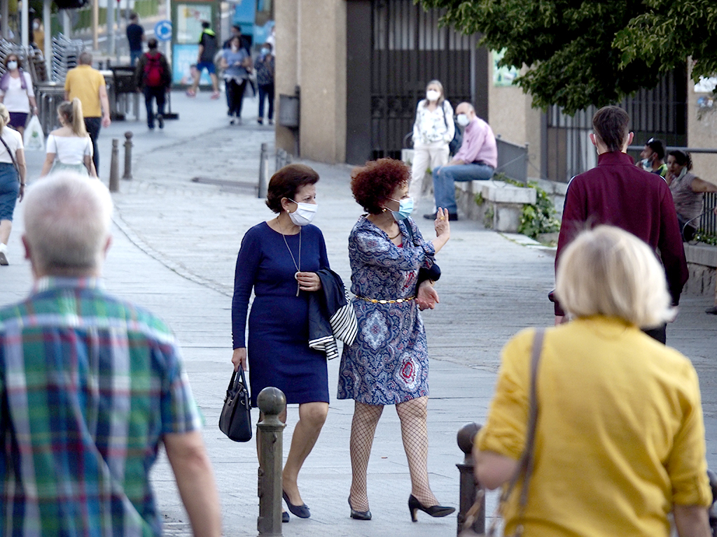 Numerosas personas pasean cerca de la iglesia de San Millán, en la capital provincial.