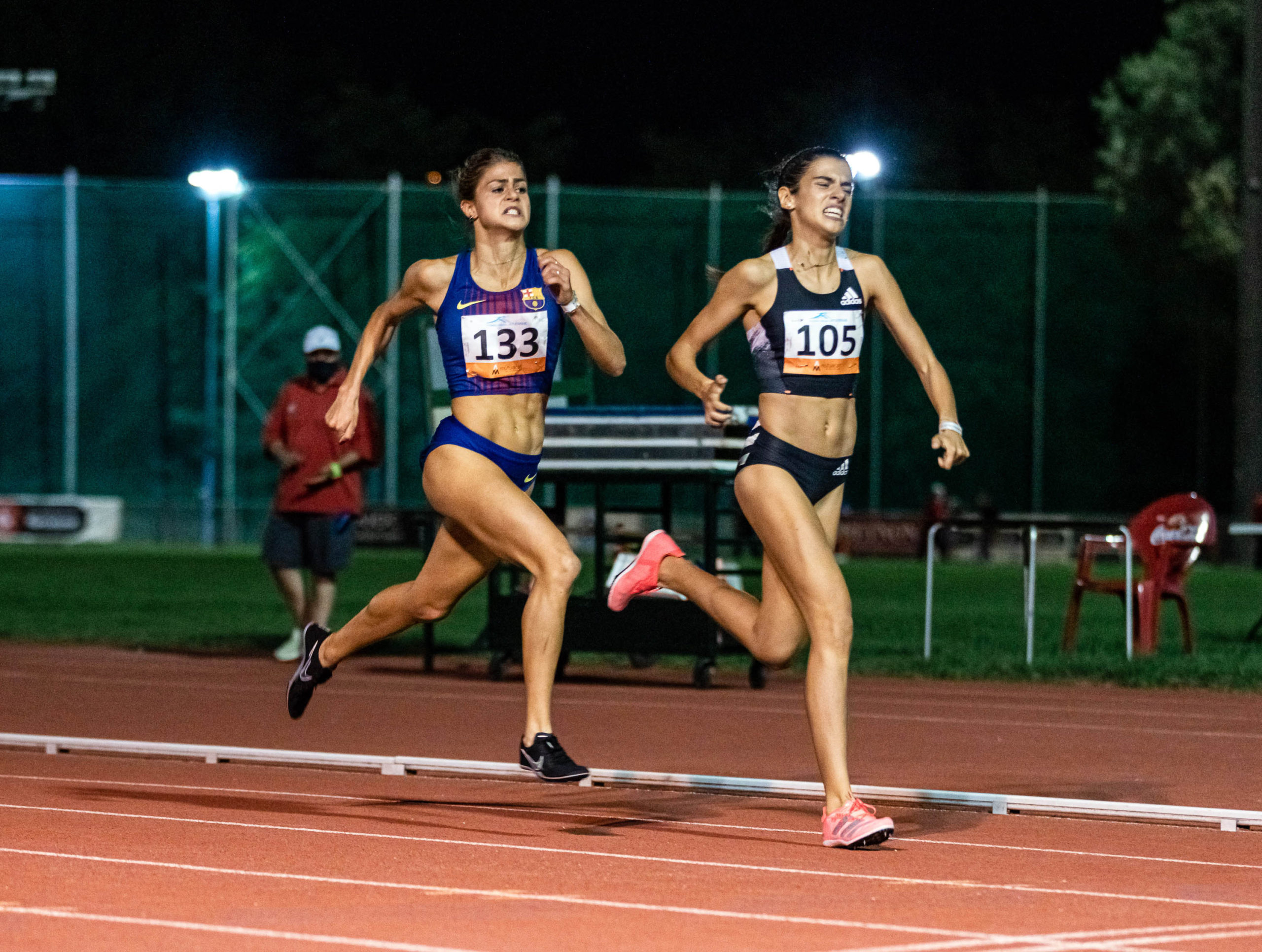 Agueda en pleno esfuerzo intentando sobrepasar a Mariana Machado scaled