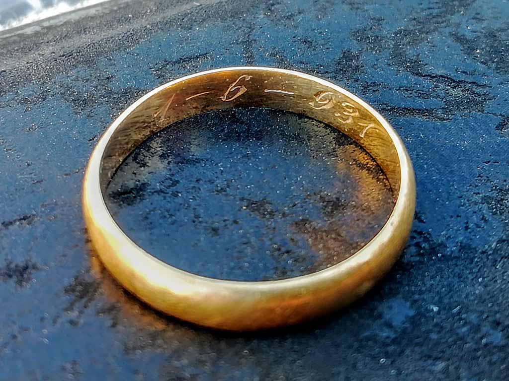 Anillo encontrado en las labores de exhumación en El Espinar. / E.A