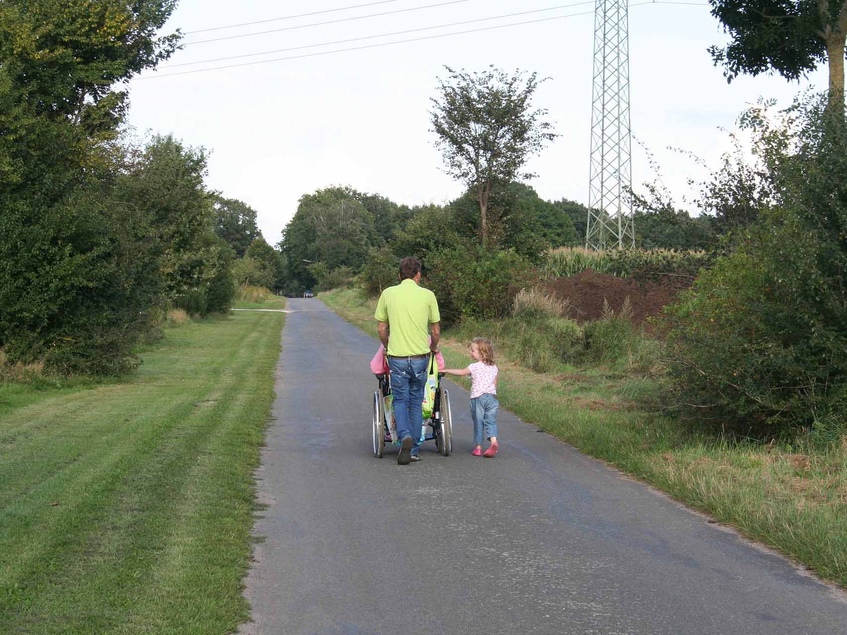 Las ayudas para contratar a cuidadores se destinan a las familias. / E.A