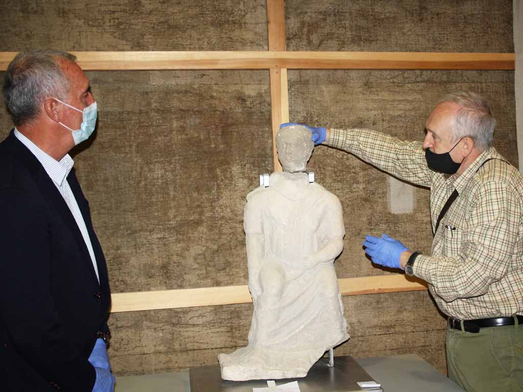 Depósito de la cabeza de caliza hallada en el Cerro de los Almadenes, en el Museo de Segovia. / EL ADELANTADO