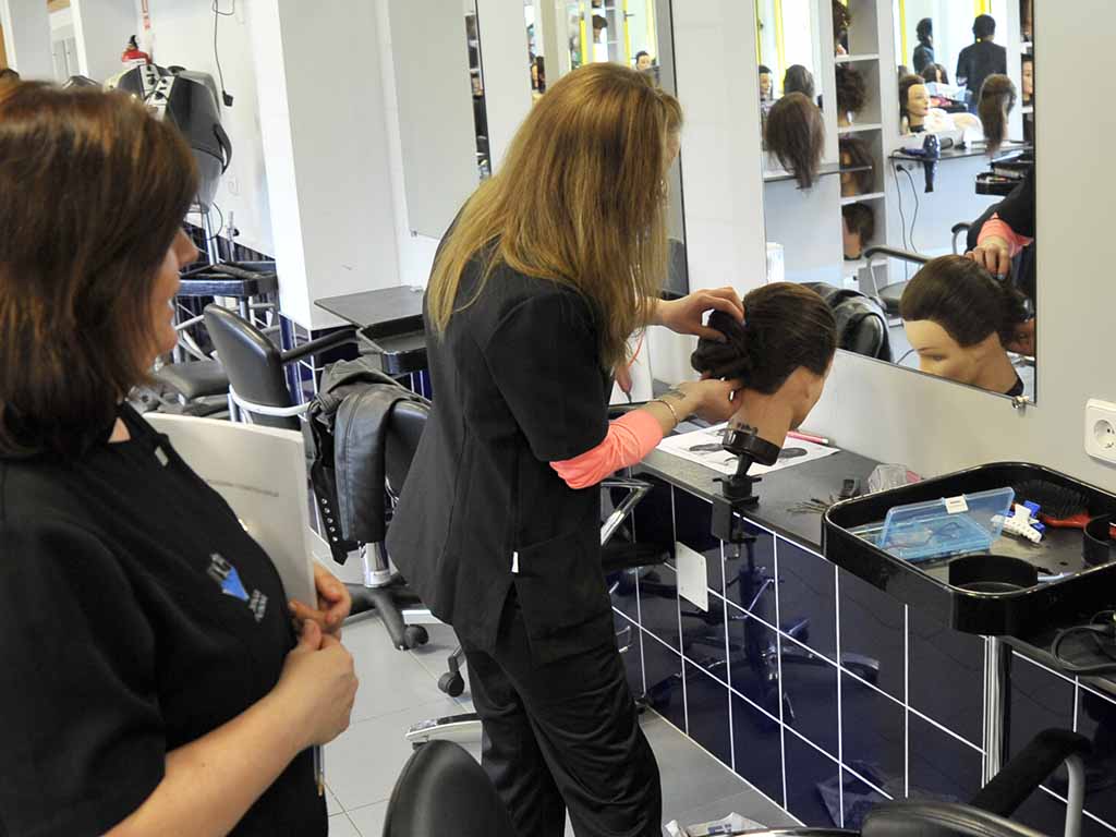 Estudios de Formación Profesional en una peluquería. / KAMARERO