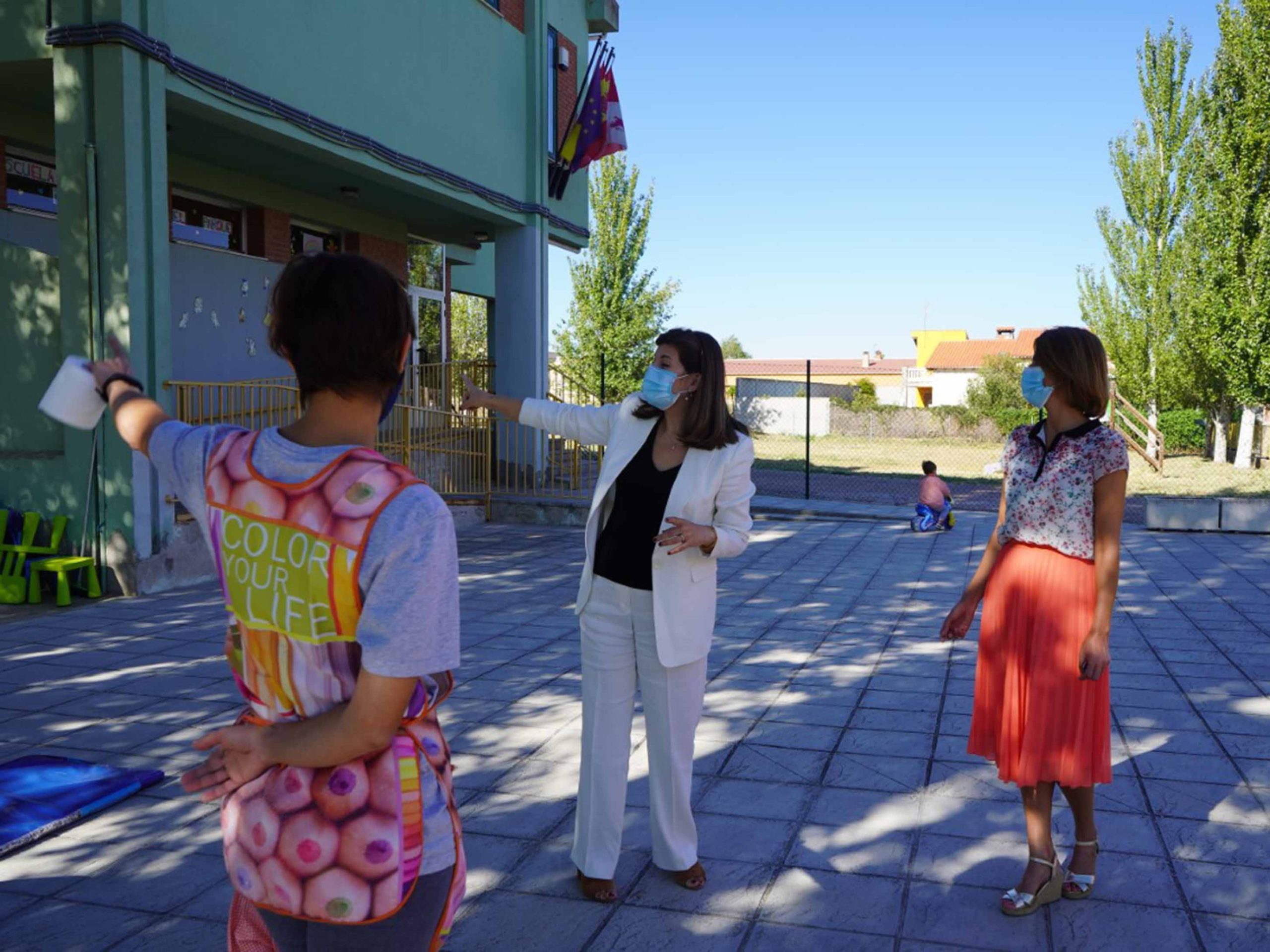 La diputada Azucena Suárez y la alcaldesa de Abades, Magdalena Rodríguez, junto a una profesora en el centro de la localidad. / EL ADELANTADO
